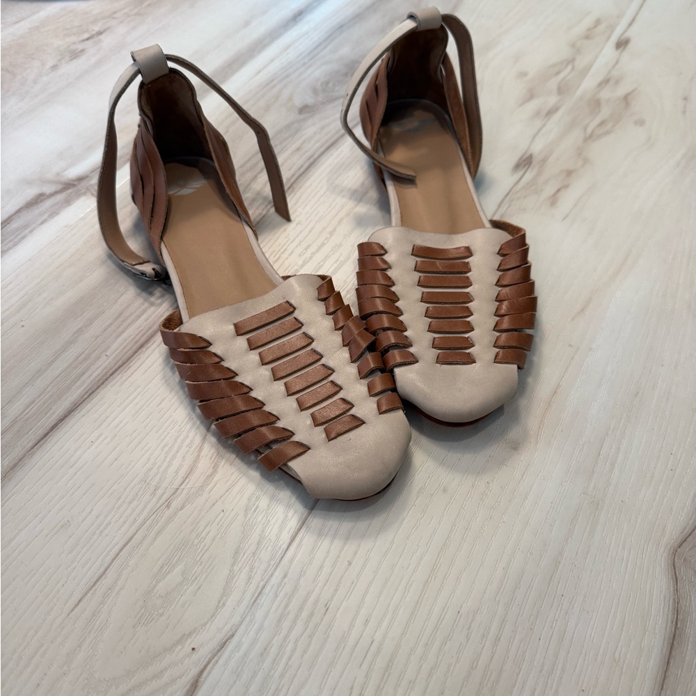 FORTRESS OF INCA Tan and Cream Sandals